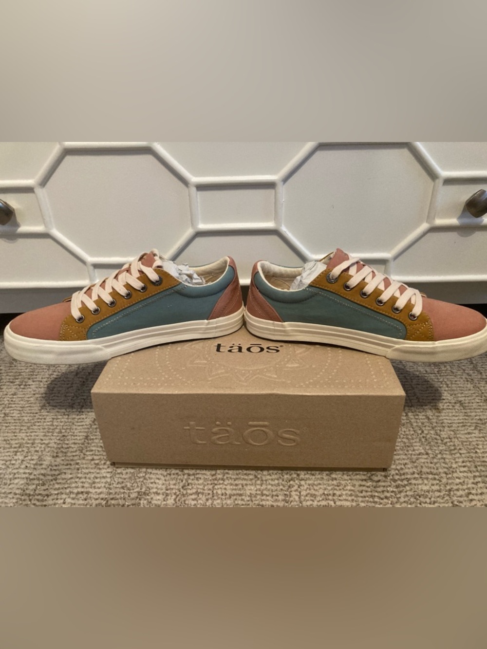 täos color-block Sneakers - Like New - Picture 7 of 9